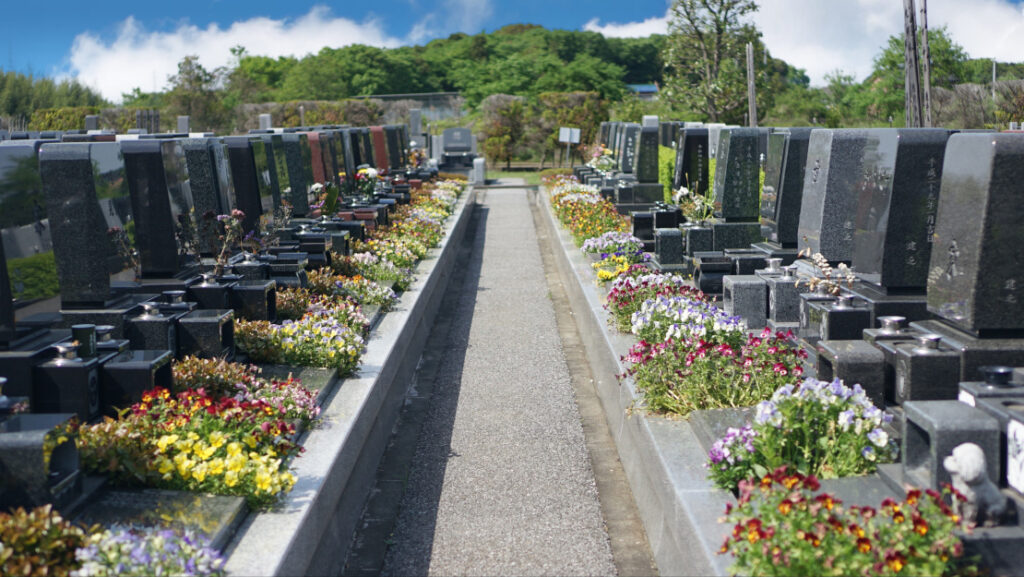芝生・花壇・⼀般墓地