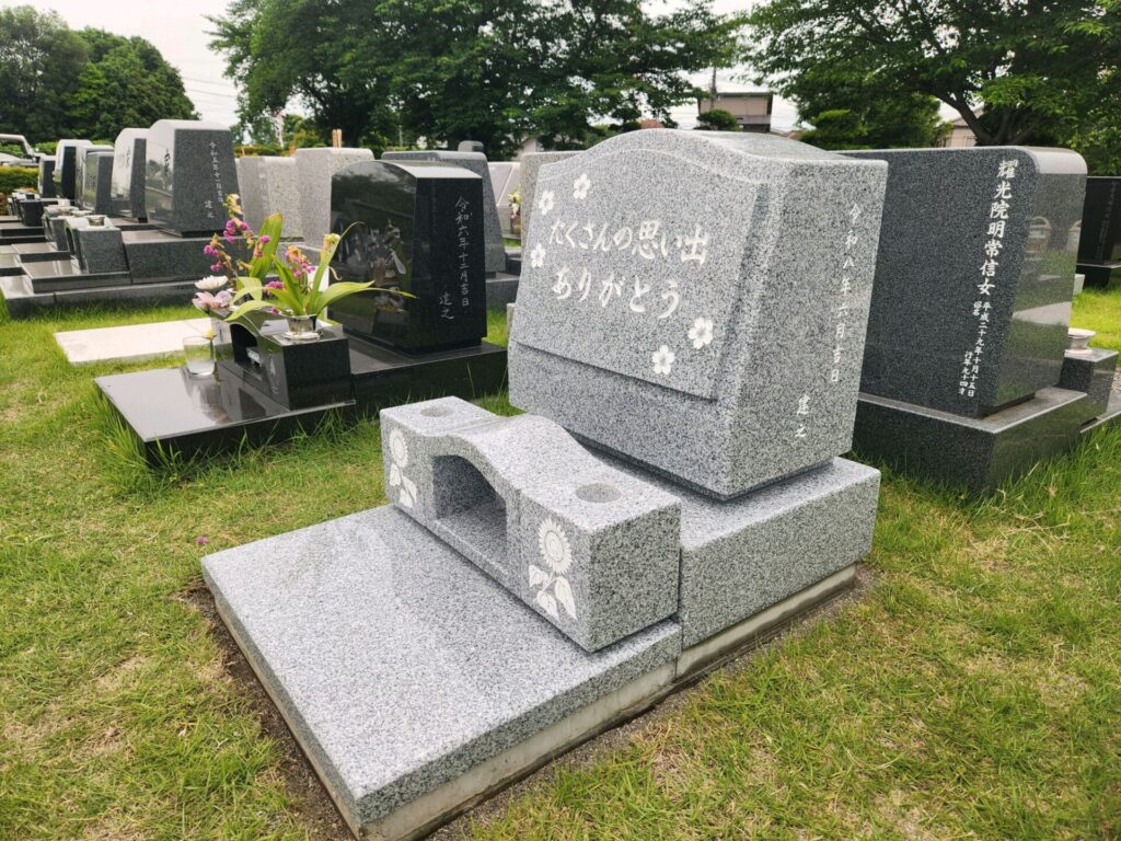 岩槻北陵霊園の芝生墓地の彫刻の写真